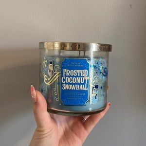 🩵 Frosted coconut snowball Bath and Body Works 3-wick candle! UNBURNED🩵